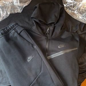 Black Nike Tech Fleece Jogging Suit